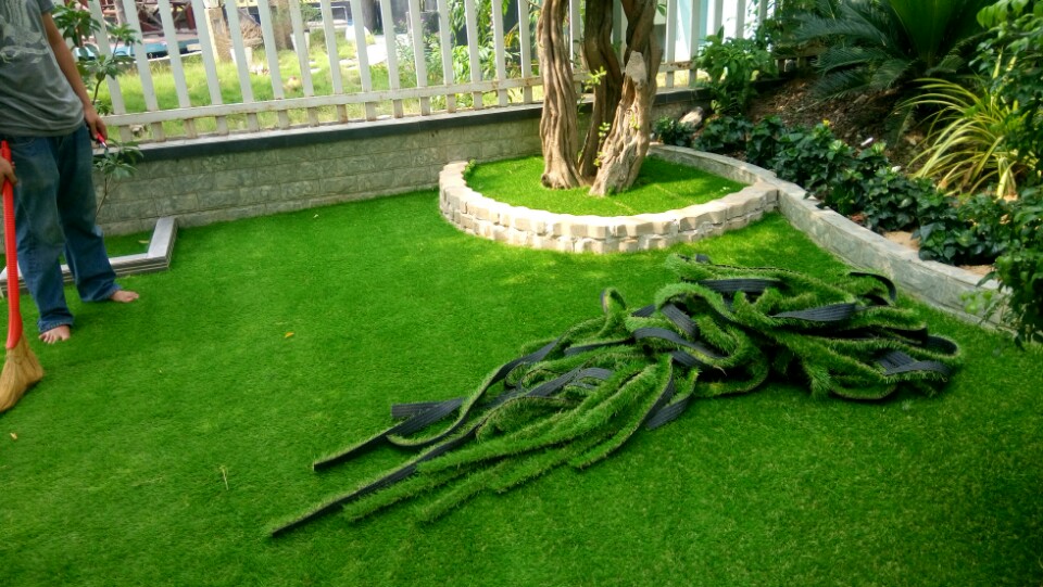 quá trình thi công cỏ nhân tạo sân vườn tại nhà